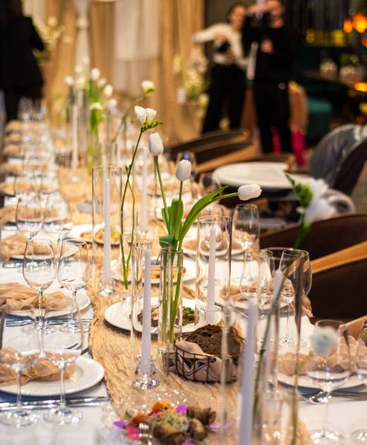 beautiful-table-setting-with-flowers-and-cutlery